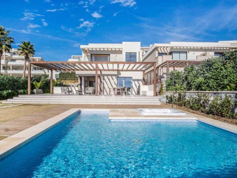 Villa en Estepona Este en comunidad cerrada en primera línea de playa en venta
