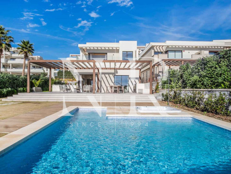 Villa en Estepona Este en comunidad cerrada en primera línea de playa en venta