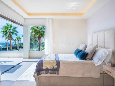 Villa en Estepona Este en comunidad cerrada en primera línea de playa en venta