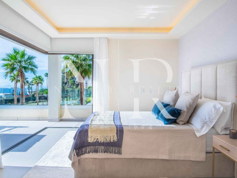 Villa en Estepona Este en comunidad cerrada en primera línea de playa en venta