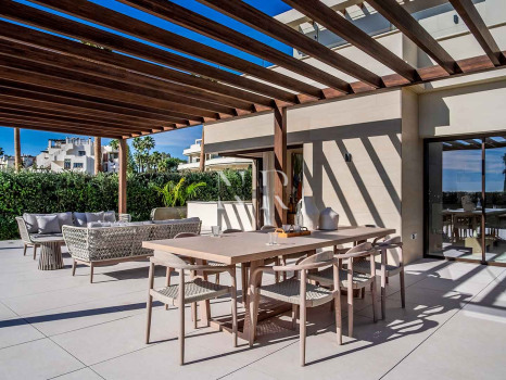 Villa en Estepona Este en comunidad cerrada en primera línea de playa en venta