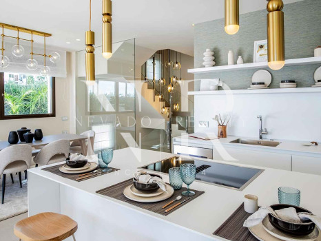Villa en Estepona Este en comunidad cerrada en primera línea de playa en venta