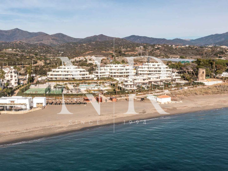 Villa en Estepona Este en comunidad cerrada en primera línea de playa en venta