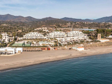 Villa en Estepona Este en comunidad cerrada en primera línea de playa en venta