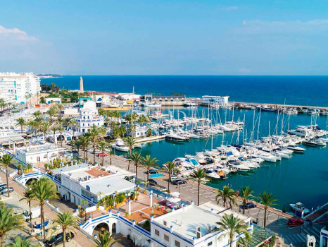 Villa en Estepona Este en comunidad cerrada en primera línea de playa en venta