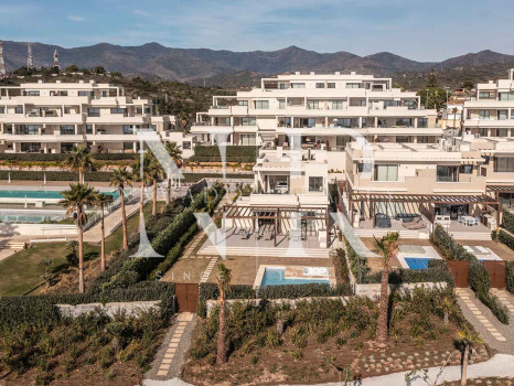 Villa en Estepona Este en comunidad cerrada en primera línea de playa en venta