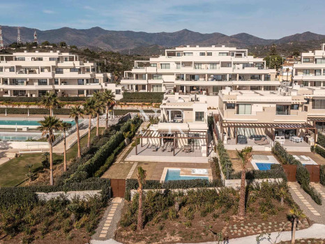 Villa en Estepona Este en comunidad cerrada en primera línea de playa en venta