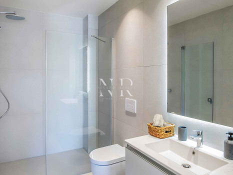 Villa en Estepona Este en comunidad cerrada en primera línea de playa en venta