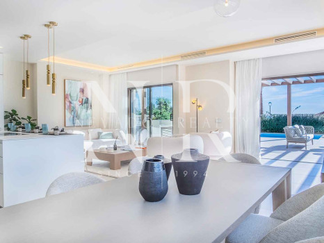 Villa en Estepona Este en comunidad cerrada en primera línea de playa en venta