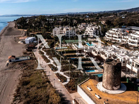 Villa en Estepona Este en comunidad cerrada en primera línea de playa en venta