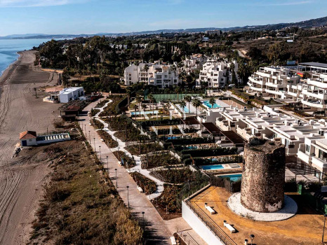 Villa en Estepona Este en comunidad cerrada en primera línea de playa en venta