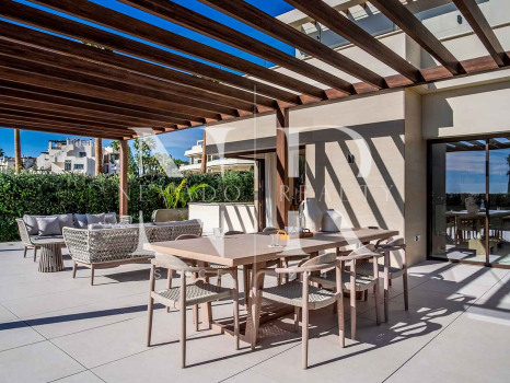 Villa en Estepona Este en comunidad cerrada en primera línea de playa en venta