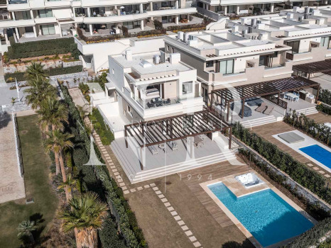 Villa en Estepona Este en comunidad cerrada en primera línea de playa en venta