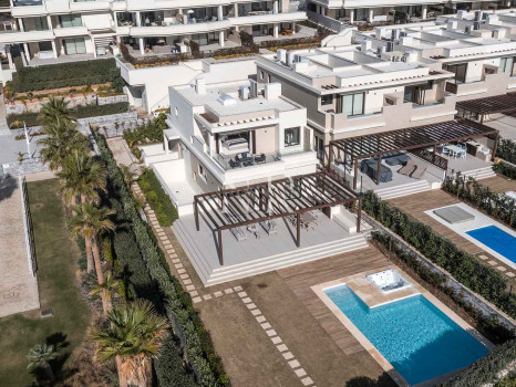 Villa en Estepona Este en comunidad cerrada en primera línea de playa en venta