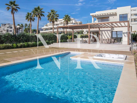 Villa en Estepona Este en comunidad cerrada en primera línea de playa en venta