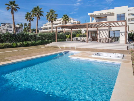 Villa en Estepona Este en comunidad cerrada en primera línea de playa en venta