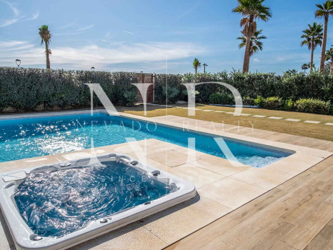 Villa en Estepona Este en comunidad cerrada en primera línea de playa en venta