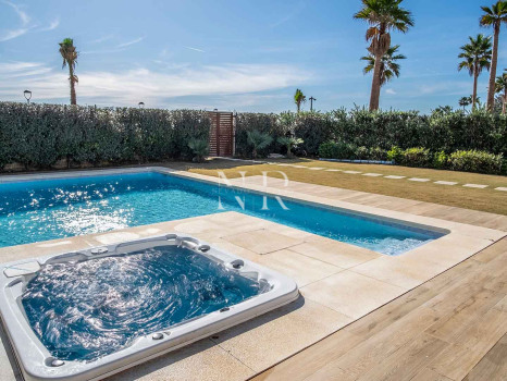 Villa en Estepona Este en comunidad cerrada en primera línea de playa en venta