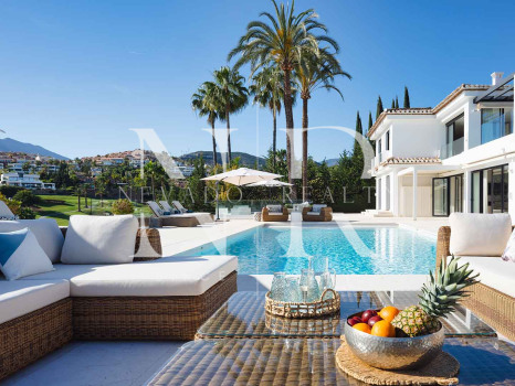 Villa en Los Naranjos Golf Club en primera línea de golf en venta