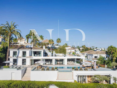 Villa en Los Naranjos Golf Club en primera línea de golf en venta