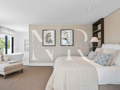 Villa en Los Naranjos Golf Club en primera línea de golf en venta