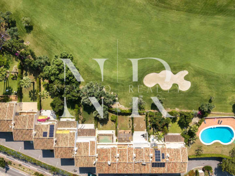 Adosada en Urbanización Los Olivos en primera línea de golf en venta