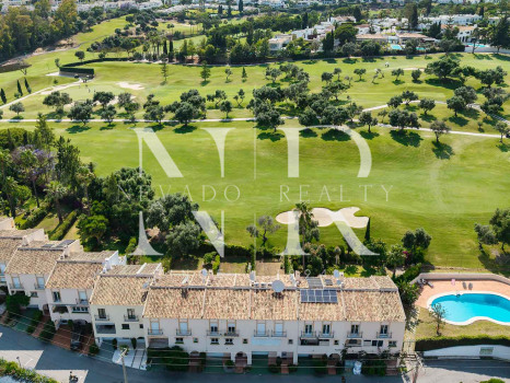 Adosada en Urbanización Los Olivos en primera línea de golf en venta
