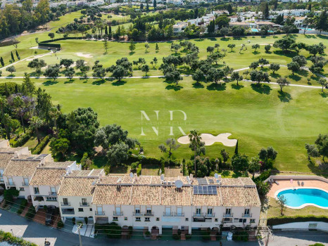 Adosada en Urbanización Los Olivos en primera línea de golf en venta