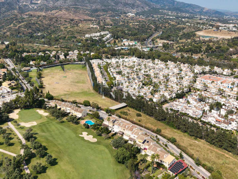 Adosada en Urbanización Los Olivos en primera línea de golf en venta