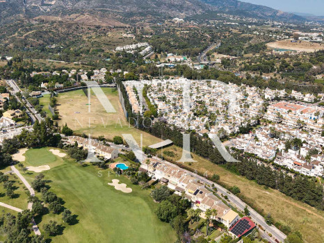 Adosada en Urbanización Los Olivos en primera línea de golf en venta