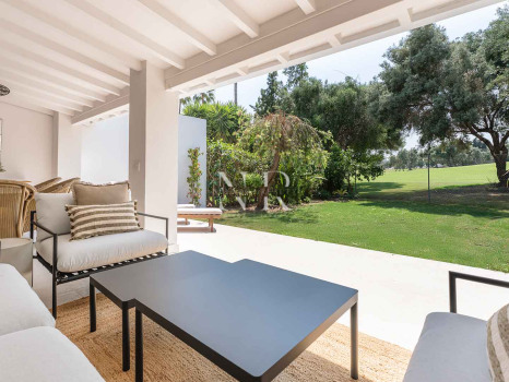 Adosada en Urbanización Los Olivos en primera línea de golf en venta