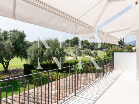 Adosada en Urbanización Los Olivos en primera línea de golf en venta