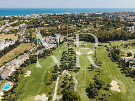 Adosada en Urbanización Los Olivos en primera línea de golf en venta