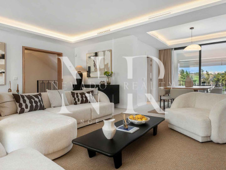 Adosada en Urbanización Los Olivos en primera línea de golf en venta