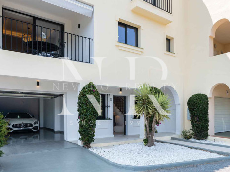 Adosada en Urbanización Los Olivos en primera línea de golf en venta