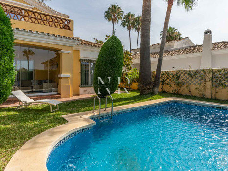 Villa with pool in Bahía de Marbella for long-term rental