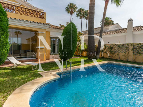 Villa with pool in Bahía de Marbella for long-term rental