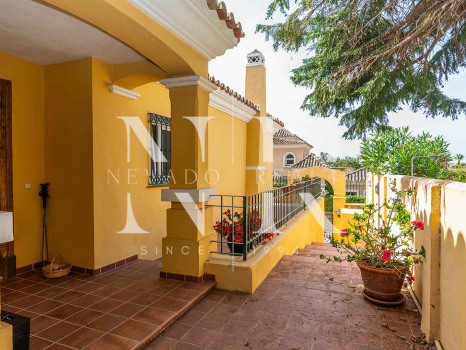 Villa with pool in Bahía de Marbella for long-term rental