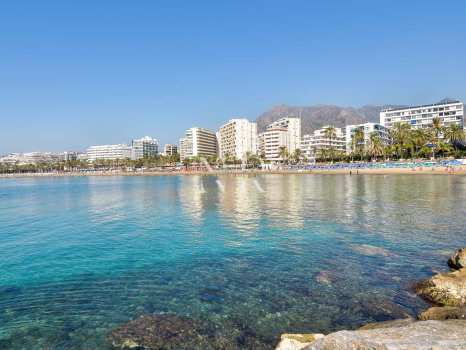 Apartment for sale in Marbella city center on the second line of the beach