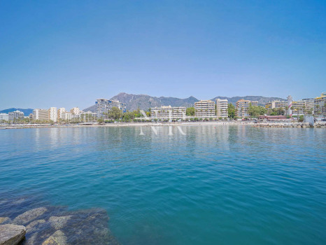 Apartment for sale in Marbella city center on the second line of the beach