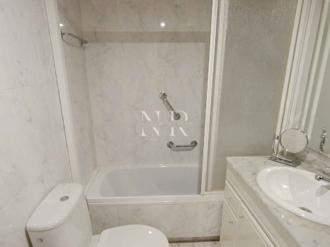 Apartment for sale in Marbella city center on the second line of the beach
