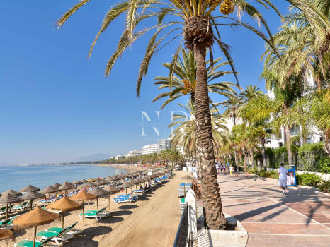 Apartment for sale in Marbella city center on the second line of the beach