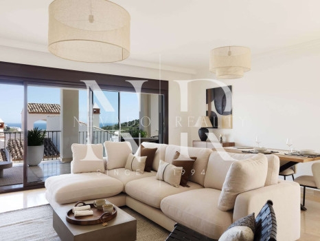 Townhouse in Estepona West on the golf course front line for sale