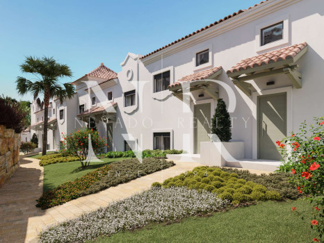 Townhouse in Estepona West on the golf course front line for sale