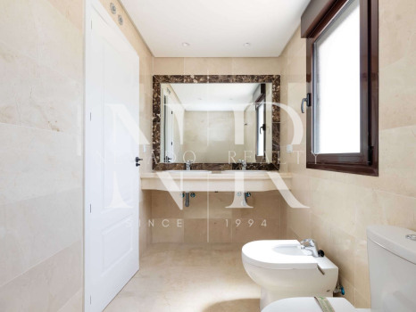 Townhouse in Estepona West on the golf course front line for sale
