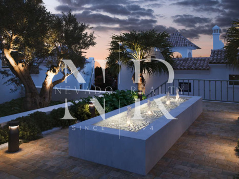 Townhouse in Estepona West on the golf course front line for sale
