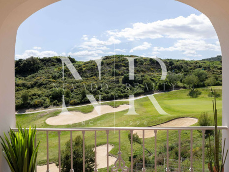 Townhouse in Estepona West on the golf course front line for sale