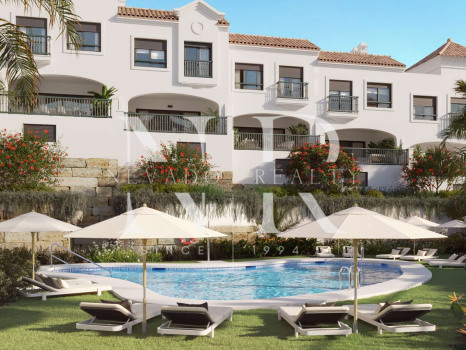 Townhouse in Estepona West on the golf course front line for sale