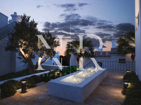 Townhouse in Estepona West on the golf course front line for sale