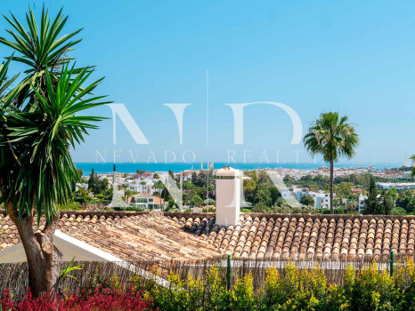 Villa in Los Naranjos Golf with sea views for sale